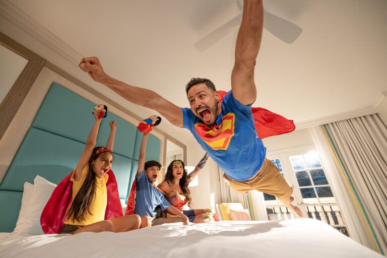 Evento da DC traz experiências imersivas com super-heróis na Flórida