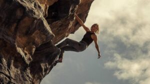 Novo thriller de ação com Charlize Theron na Netflix tem avaliação baixa