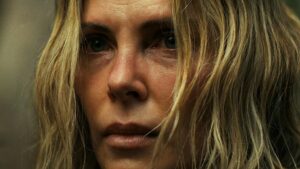 Charlize Theron enfrenta Taron Egerton em suspense sádico da Netflix