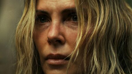 Charlize Theron enfrenta Taron Egerton em suspense sádico da Netflix