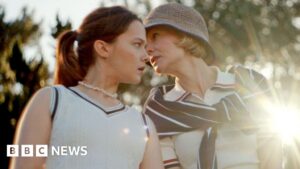 Carey Mulligan comenta tensão entre gerações em série da Netflix