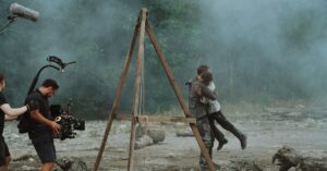 Trabalhador ferido por cavalo no set de American Primeval processa Netflix e produtores