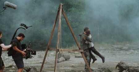 Trabalhador ferido por cavalo no set de American Primeval processa Netflix e produtores