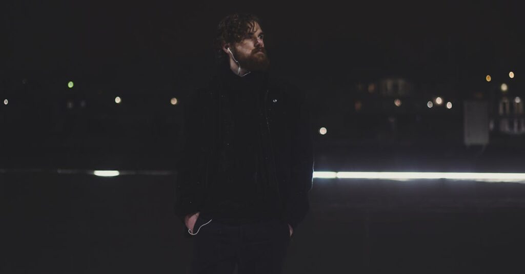 Crítica de Apex: thriller com Charlize Theron na Netflix que quase falha