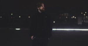 Crítica de Apex: thriller com Charlize Theron na Netflix que quase falha