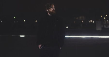 Crítica de Apex: thriller com Charlize Theron na Netflix que quase falha