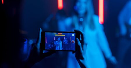 Como assistir Lainey Wilson e Post Malone no livestream do Stagecoach