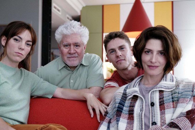 Pedro Almodóvar explora autoficção em drama natalino ‘Natal amargo’