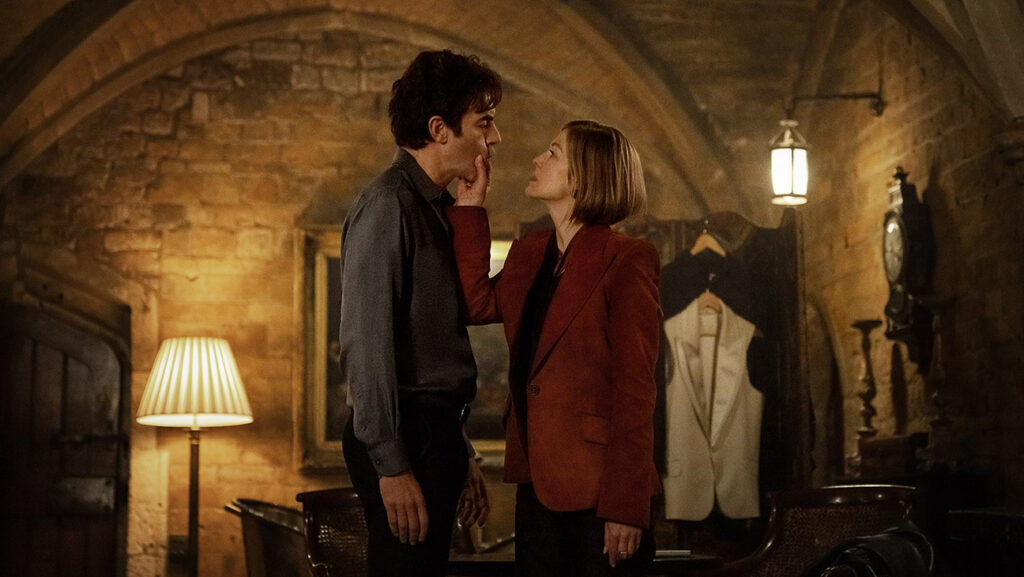 Sacha Baron Cohen estreia em comédia Netflix ao lado de Rosamund Pike