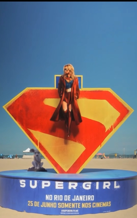Supergirl ganha arte gigante na areia de Copacabana em ação da Warner