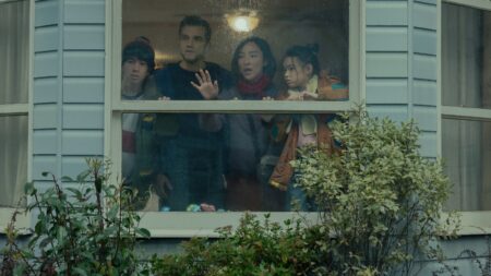 Greta Lee e Wagner Moura vivem isolamento em trailer do suspense da Netflix Greta Lee e Wagner Moura vivem isolamento em trailer do suspense da Netflix