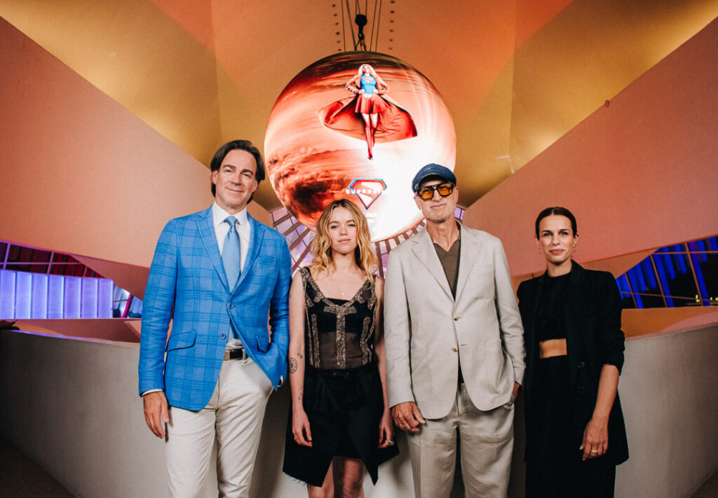 Warner Bros. Pictures reúne multidão de fãs em evento de Supergirl Warner Bros. Pictures reúne multidão de fãs em evento de Supergirl