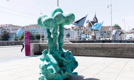Escultura do primeiro-ministro albanês Edi Rama é destaque na Art Basel