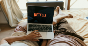 Assistir uma hora de Netflix gera cerca de 36g de CO2, diz estudo Assistir uma hora de Netflix gera cerca de 36g de CO2, diz estudo